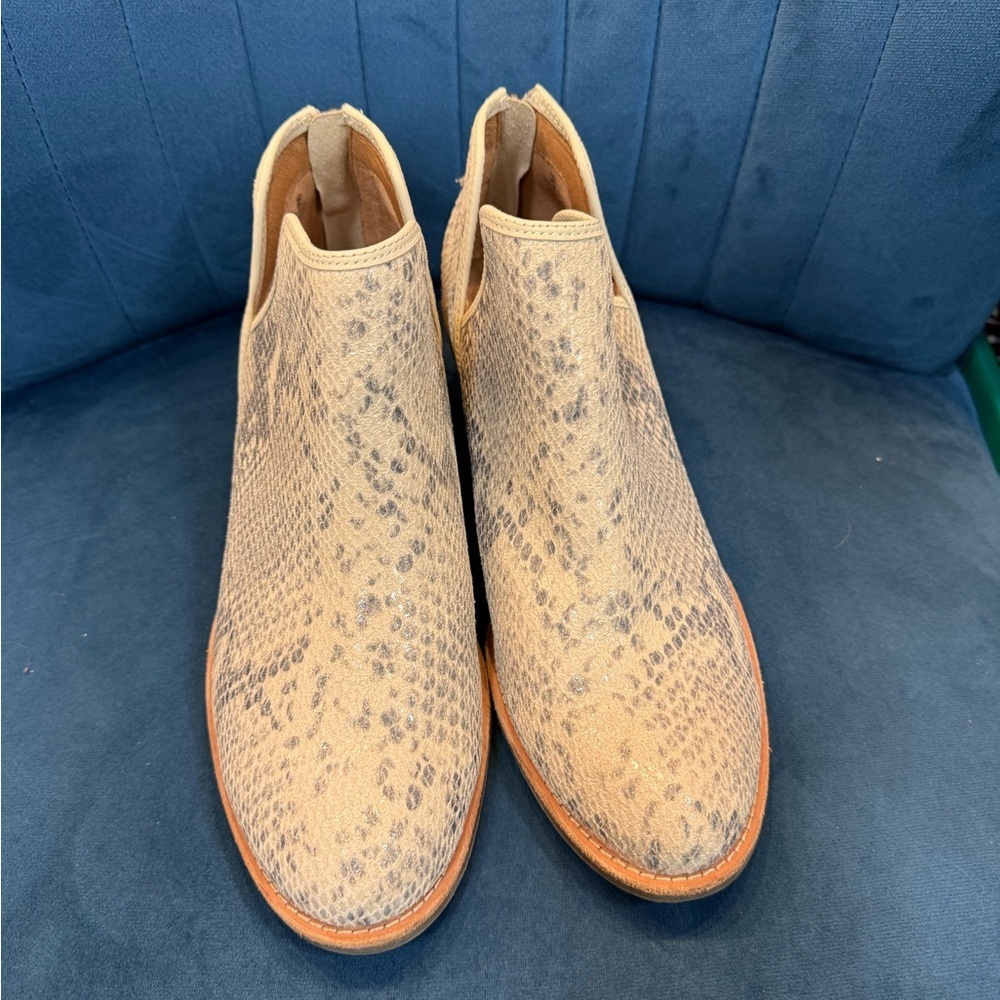 Söfft Snakeskin Embossed Leather Ankle Boots Size 9